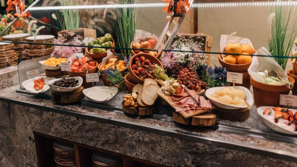 Dining leisure and local discovery near Country Club Tasmania